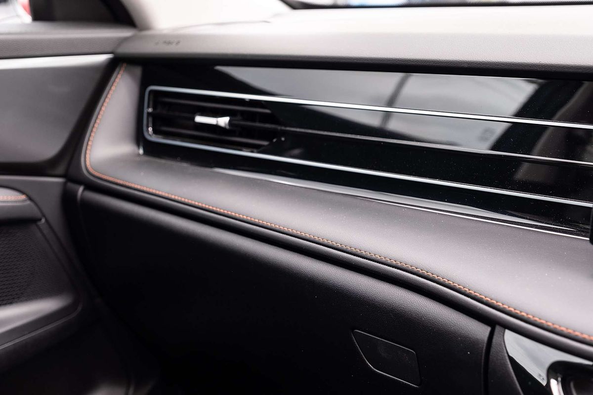 2024 MG HS Essence AS33