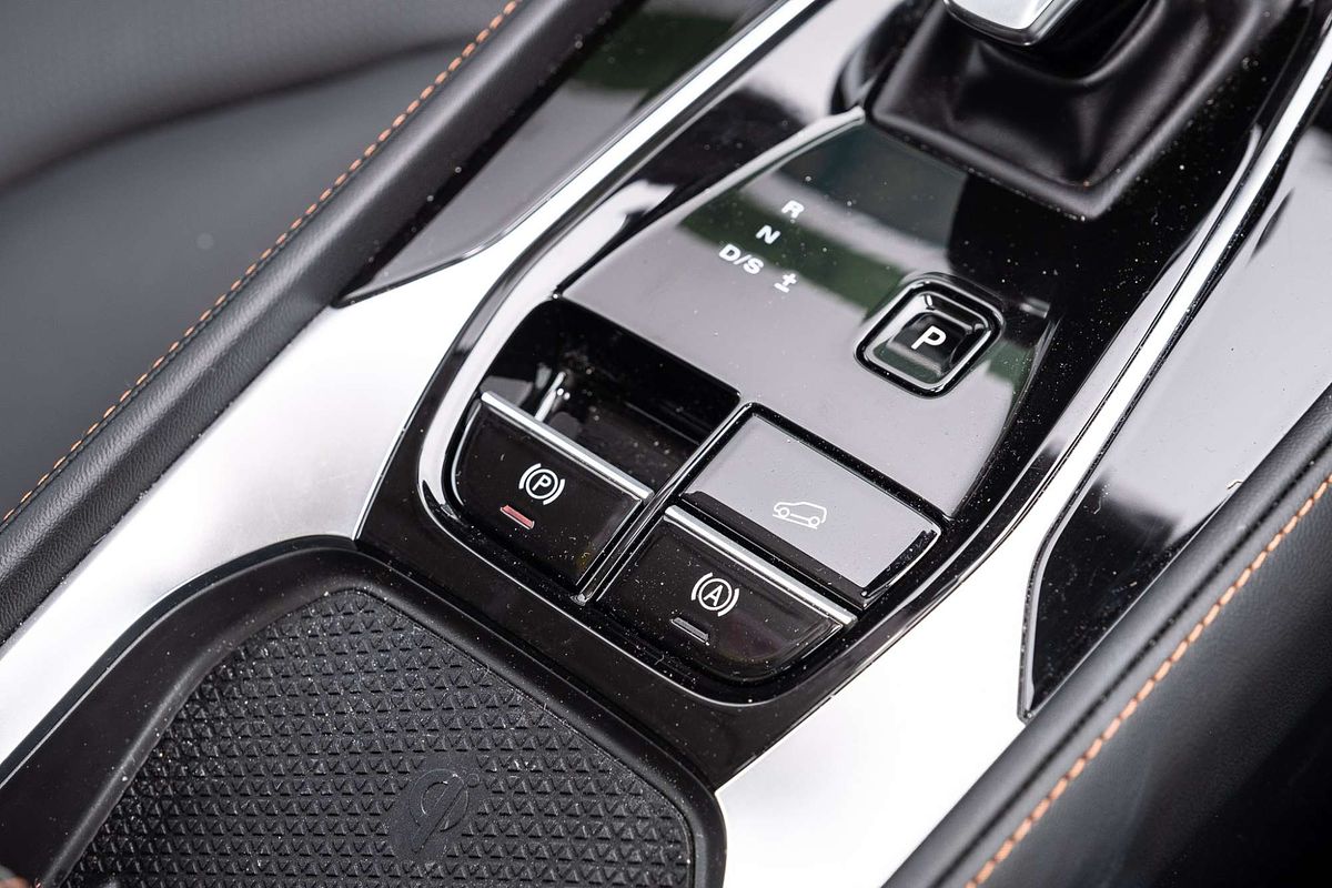 2024 MG HS Essence AS33