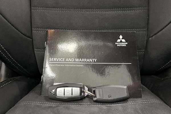 2023 Mitsubishi Outlander Black Edition ZM