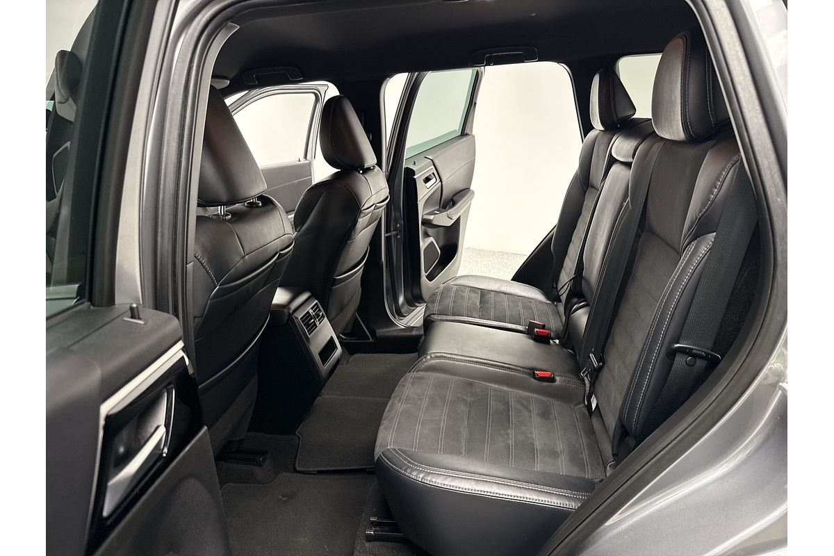 2023 Mitsubishi Outlander Black Edition ZM