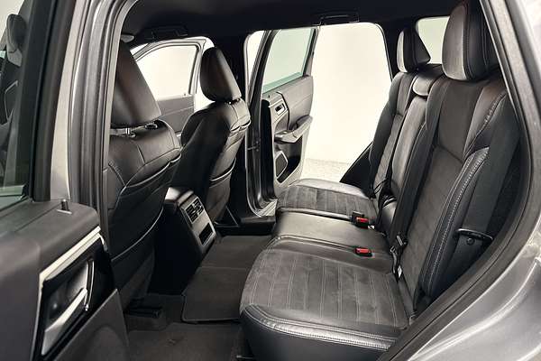 2023 Mitsubishi Outlander Black Edition ZM