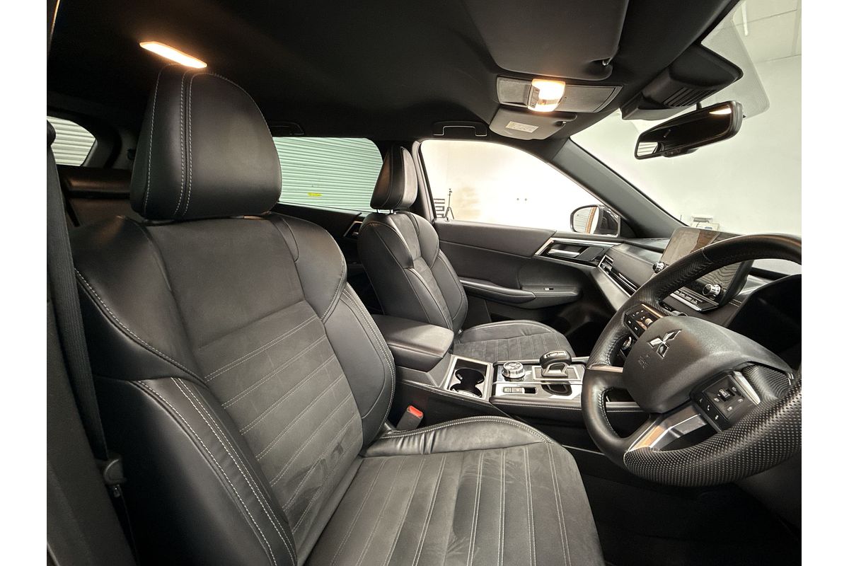 2023 Mitsubishi Outlander Black Edition ZM