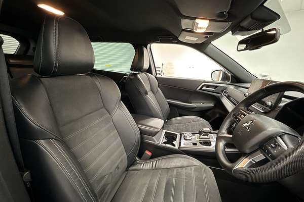 2023 Mitsubishi Outlander Black Edition ZM