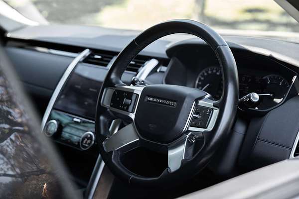 2022 Land Rover Discovery D300 SE Series 5