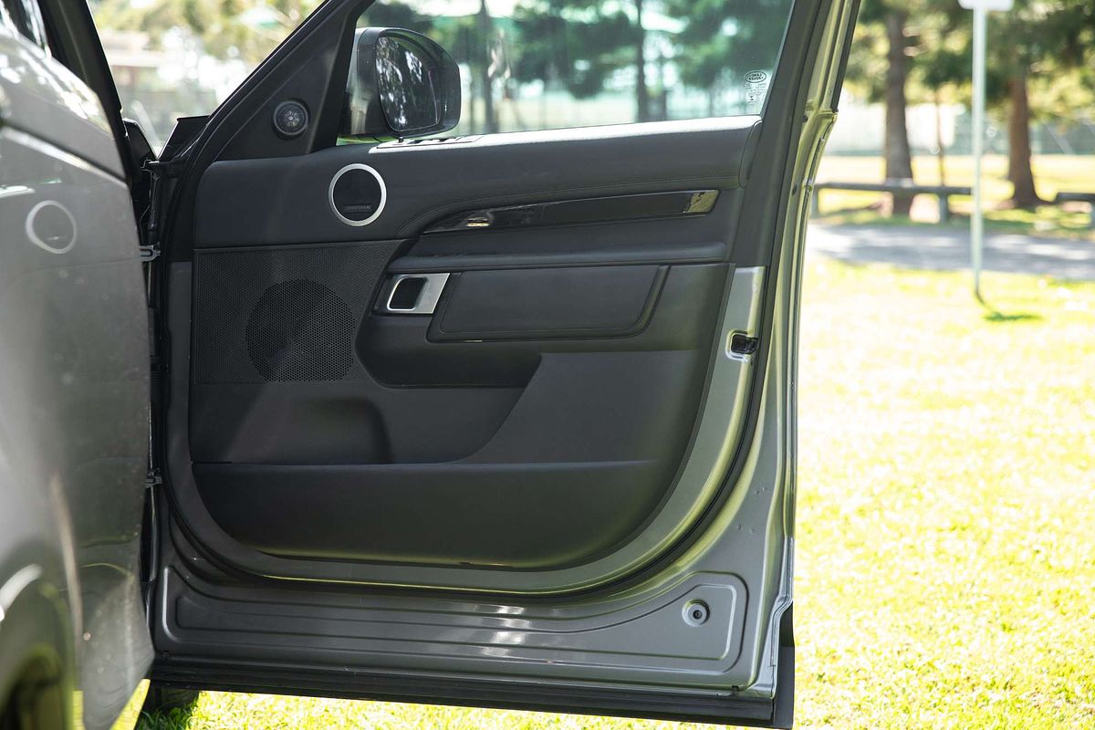 2022 Land Rover Discovery D300 SE Series 5