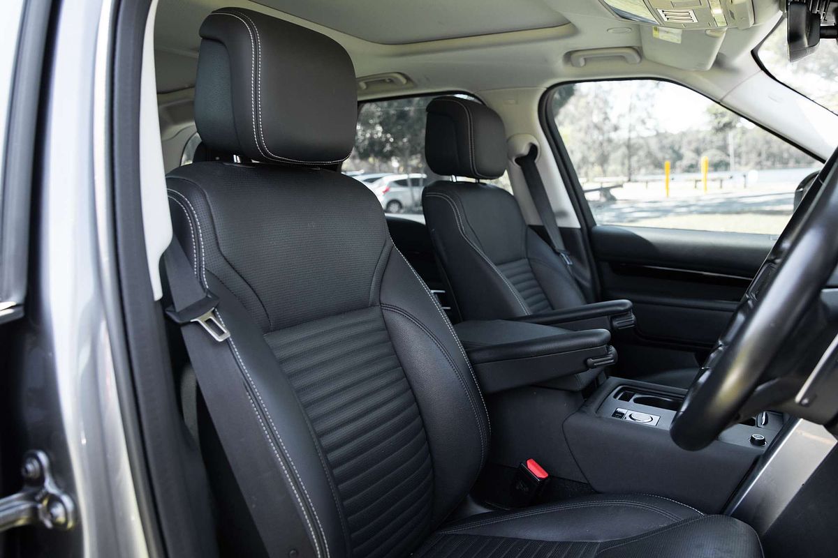 2022 Land Rover Discovery D300 SE Series 5