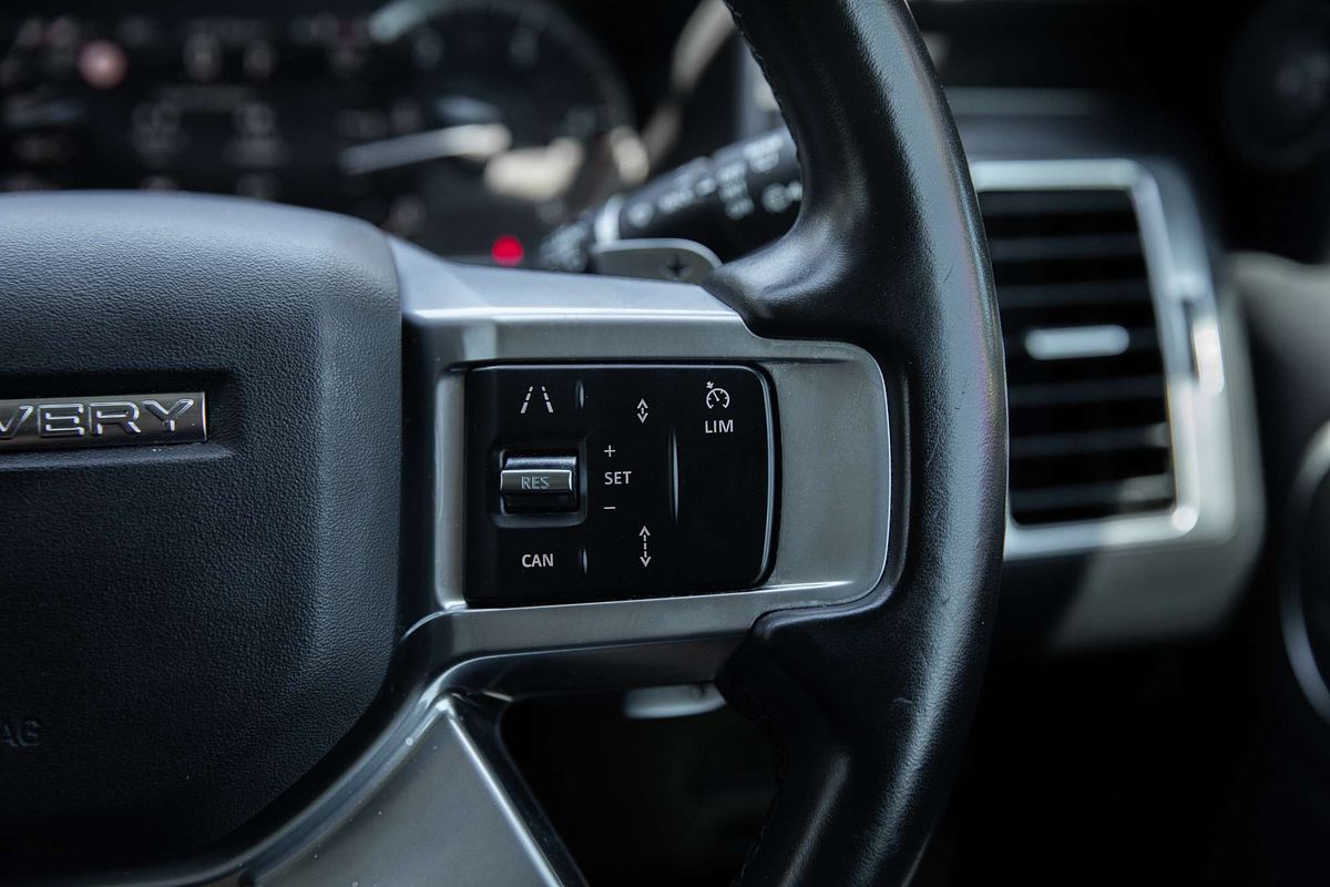 2022 Land Rover Discovery D300 SE Series 5