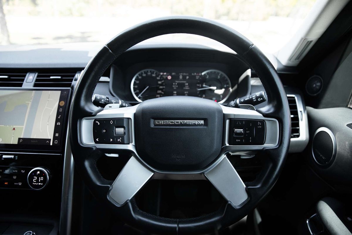 2022 Land Rover Discovery D300 SE Series 5