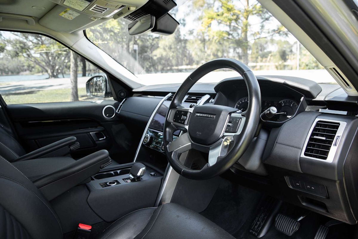 2022 Land Rover Discovery D300 SE Series 5
