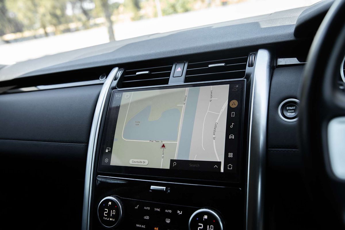 2022 Land Rover Discovery D300 SE Series 5