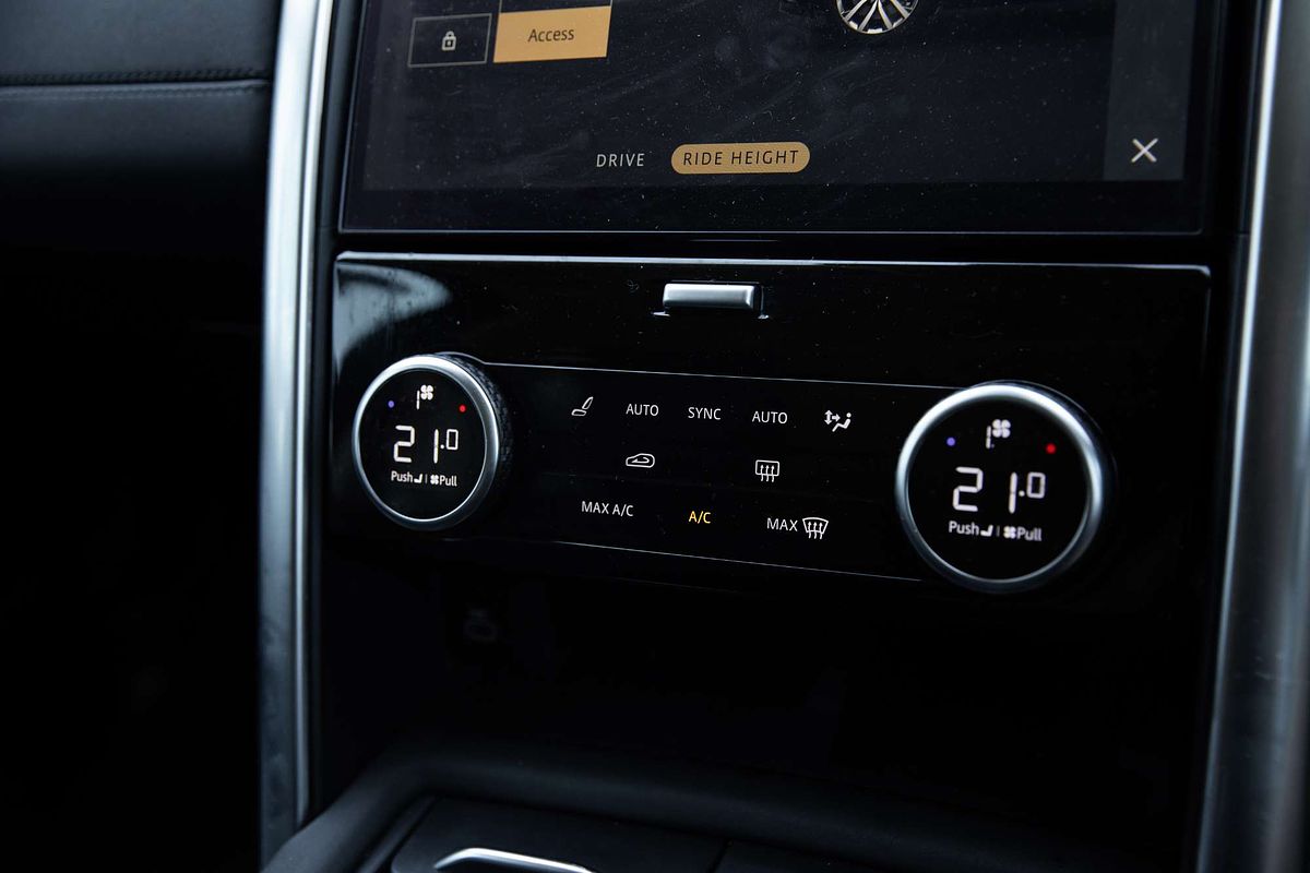 2022 Land Rover Discovery D300 SE Series 5