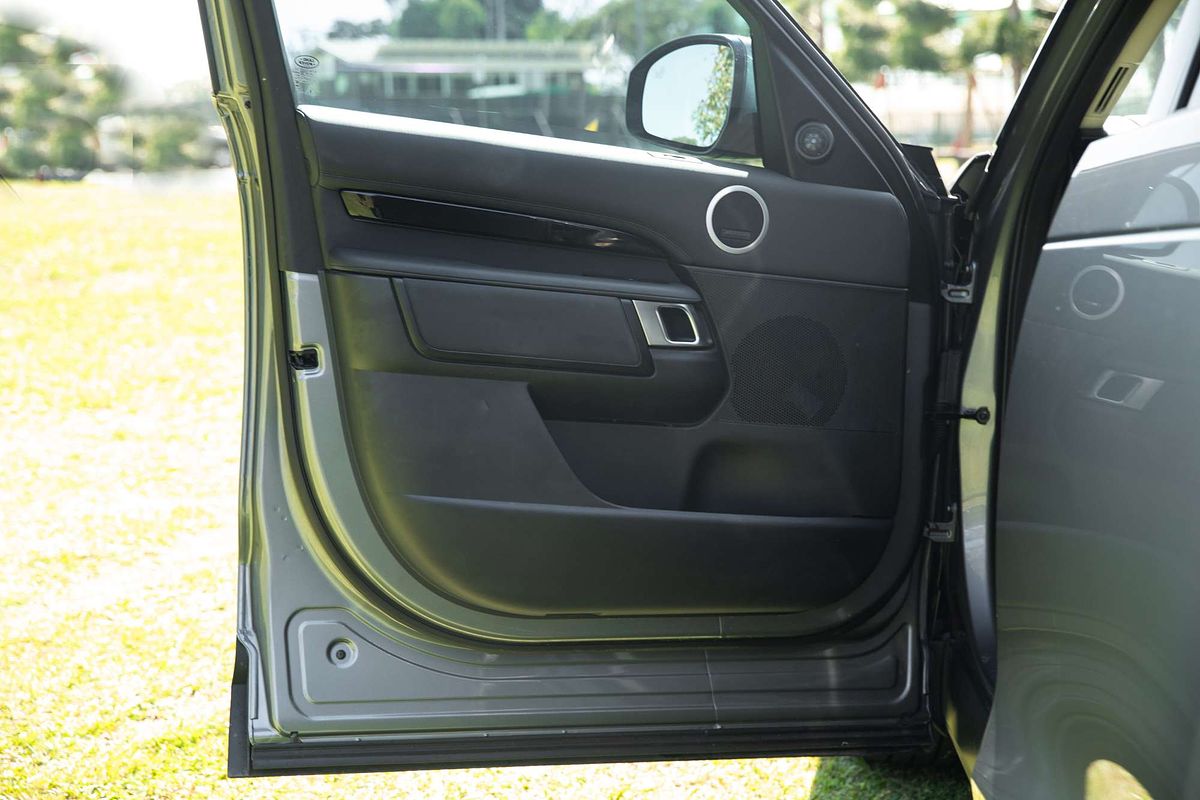 2022 Land Rover Discovery D300 SE Series 5