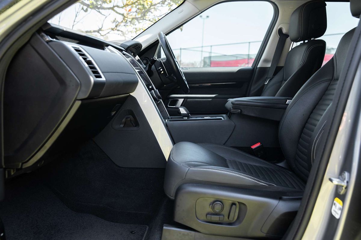 2022 Land Rover Discovery D300 SE Series 5