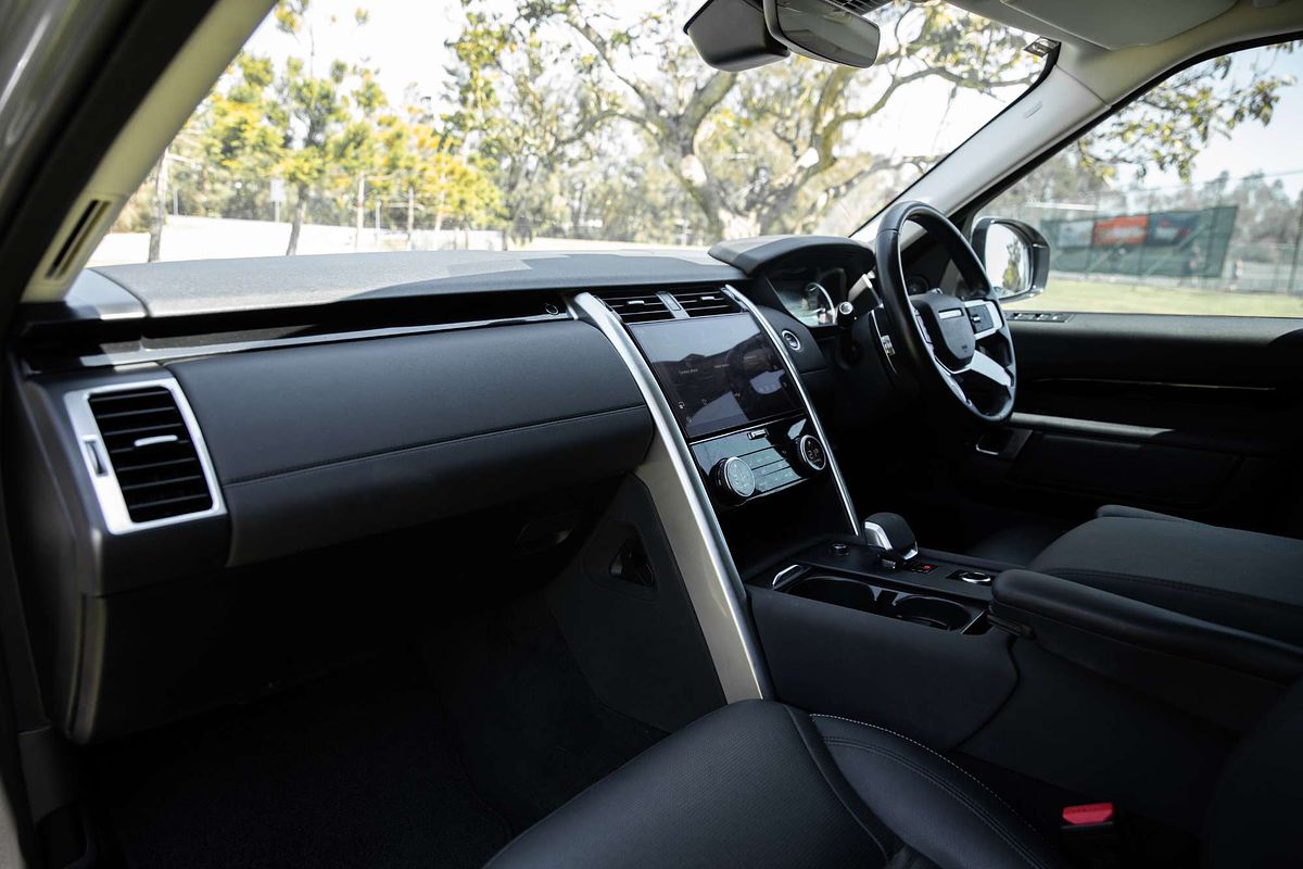 2022 Land Rover Discovery D300 SE Series 5