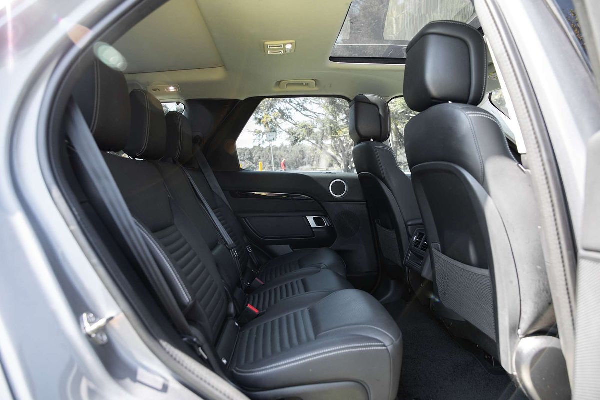 2022 Land Rover Discovery D300 SE Series 5