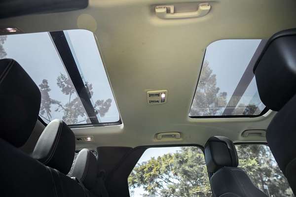2022 Land Rover Discovery D300 SE Series 5