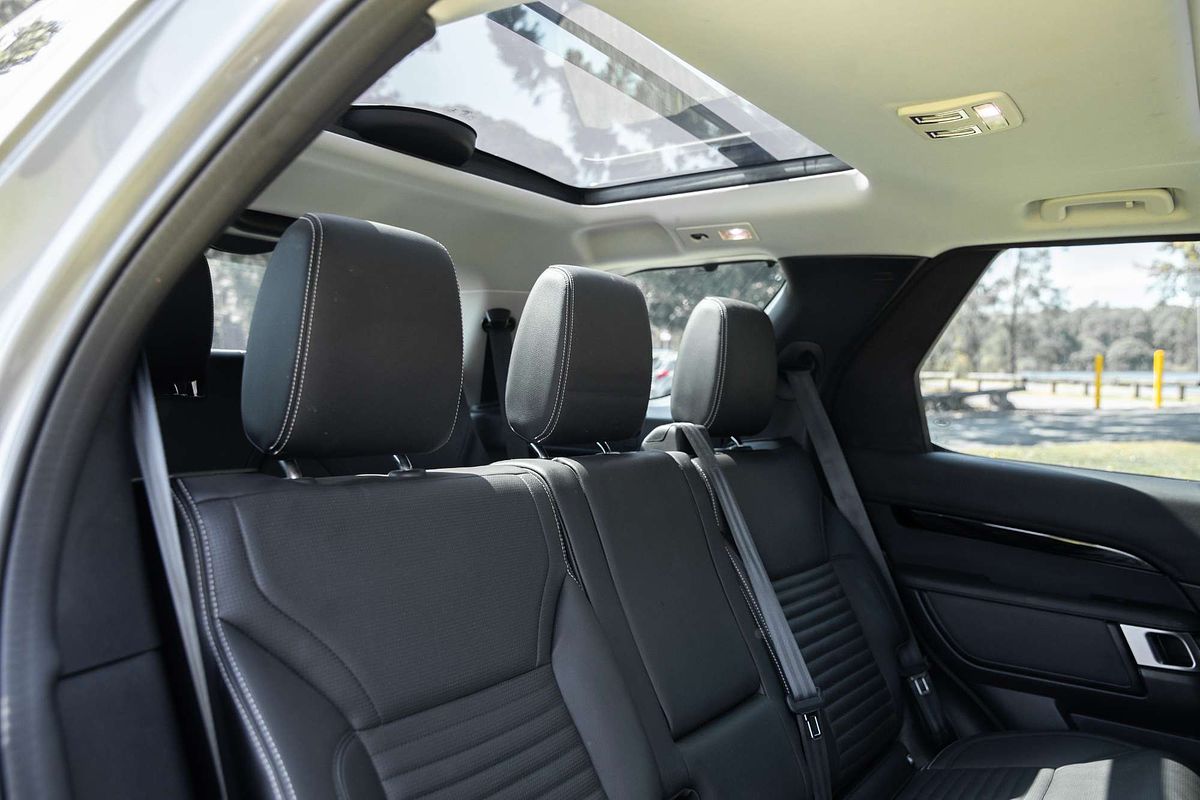 2022 Land Rover Discovery D300 SE Series 5