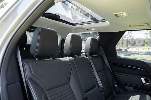 2022 Land Rover Discovery D300 SE Series 5