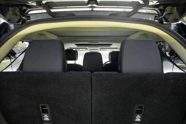 2022 Land Rover Discovery D300 SE Series 5