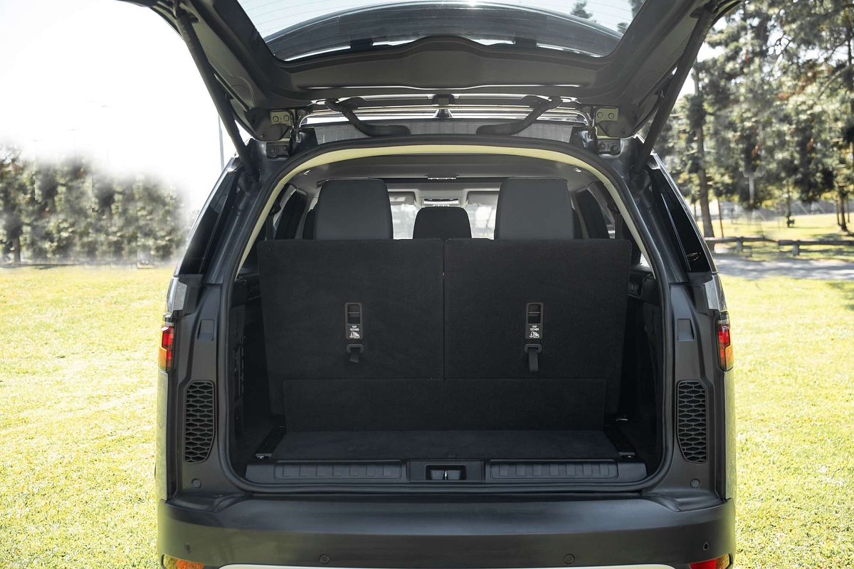 2022 Land Rover Discovery D300 SE Series 5