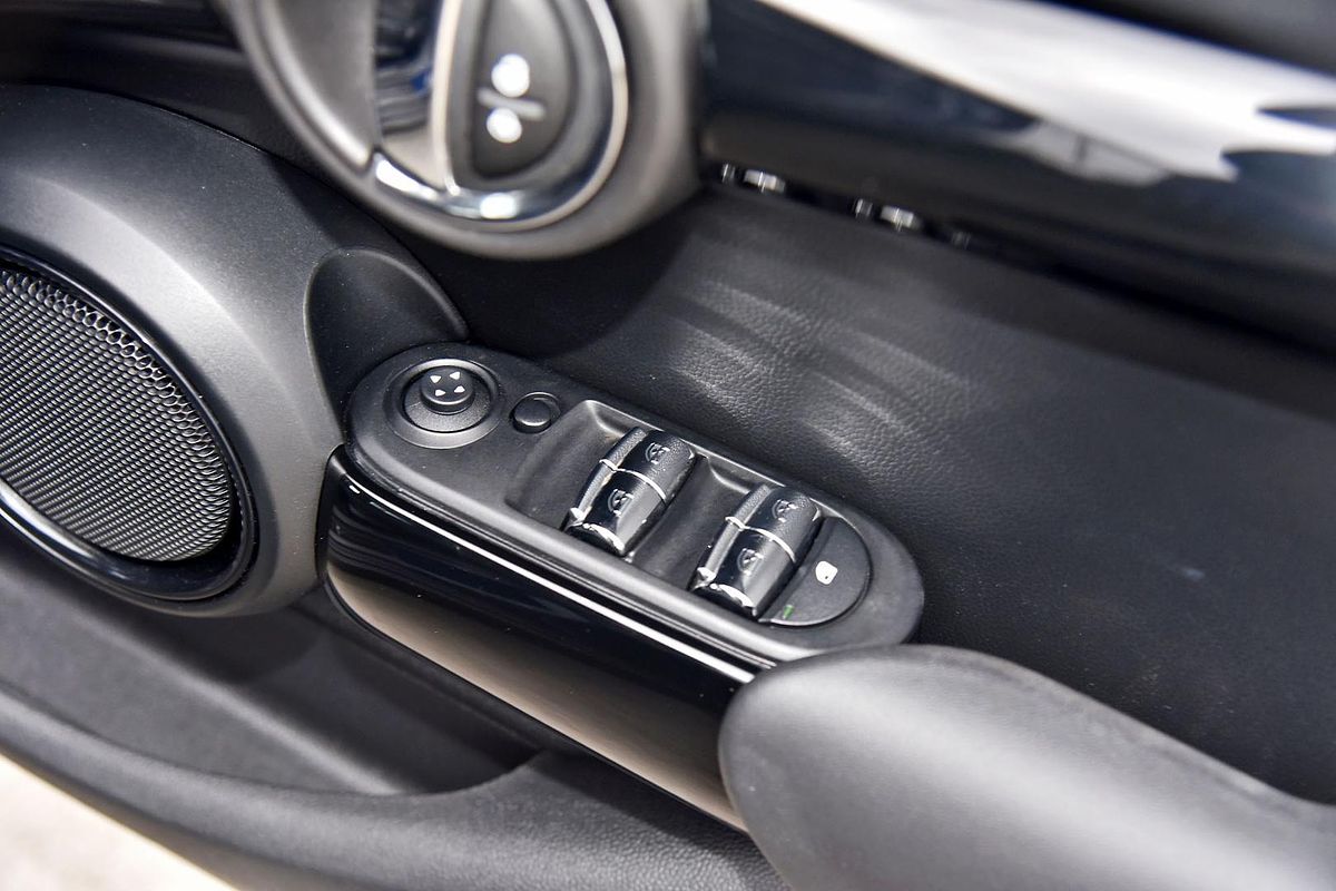 2017 MINI Cooper  F55