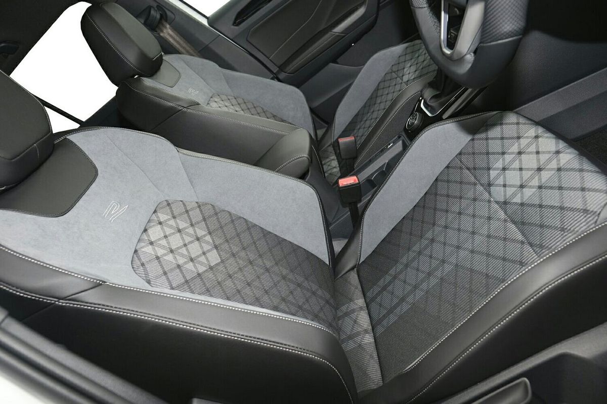2025 Volkswagen T-Roc 140TSI R-Line D11