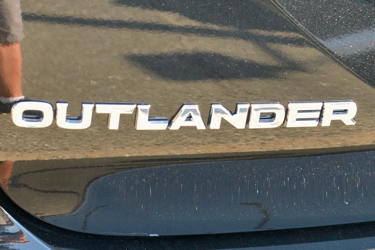 2025 Mitsubishi Outlander Exceed ZM