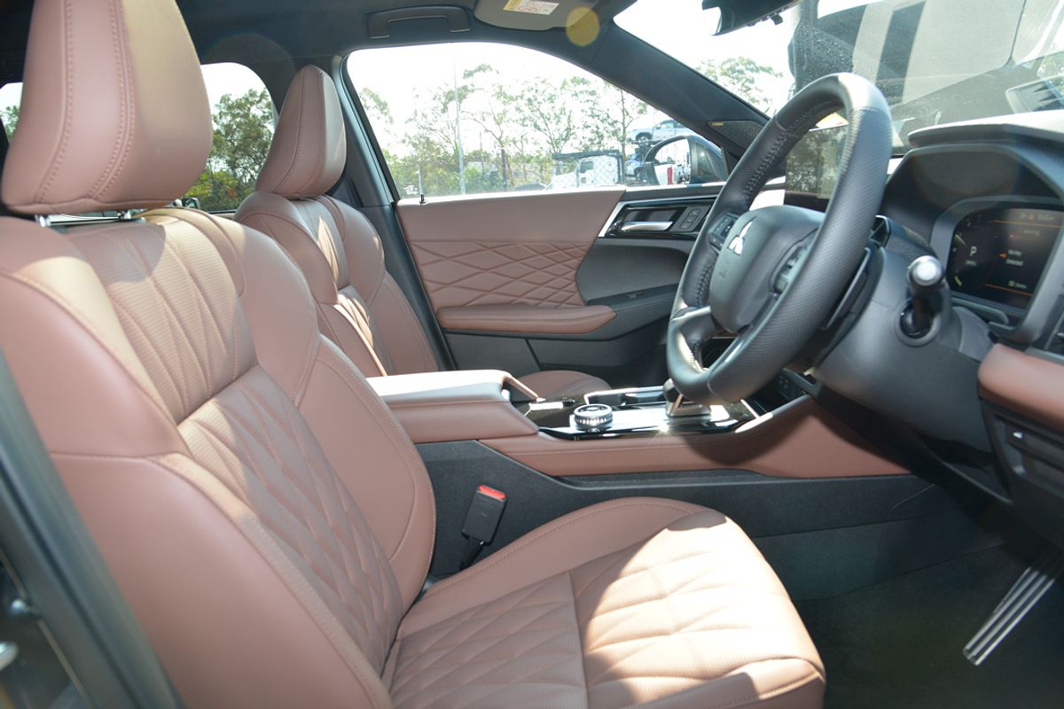 2025 Mitsubishi Outlander Exceed Tourer ZM