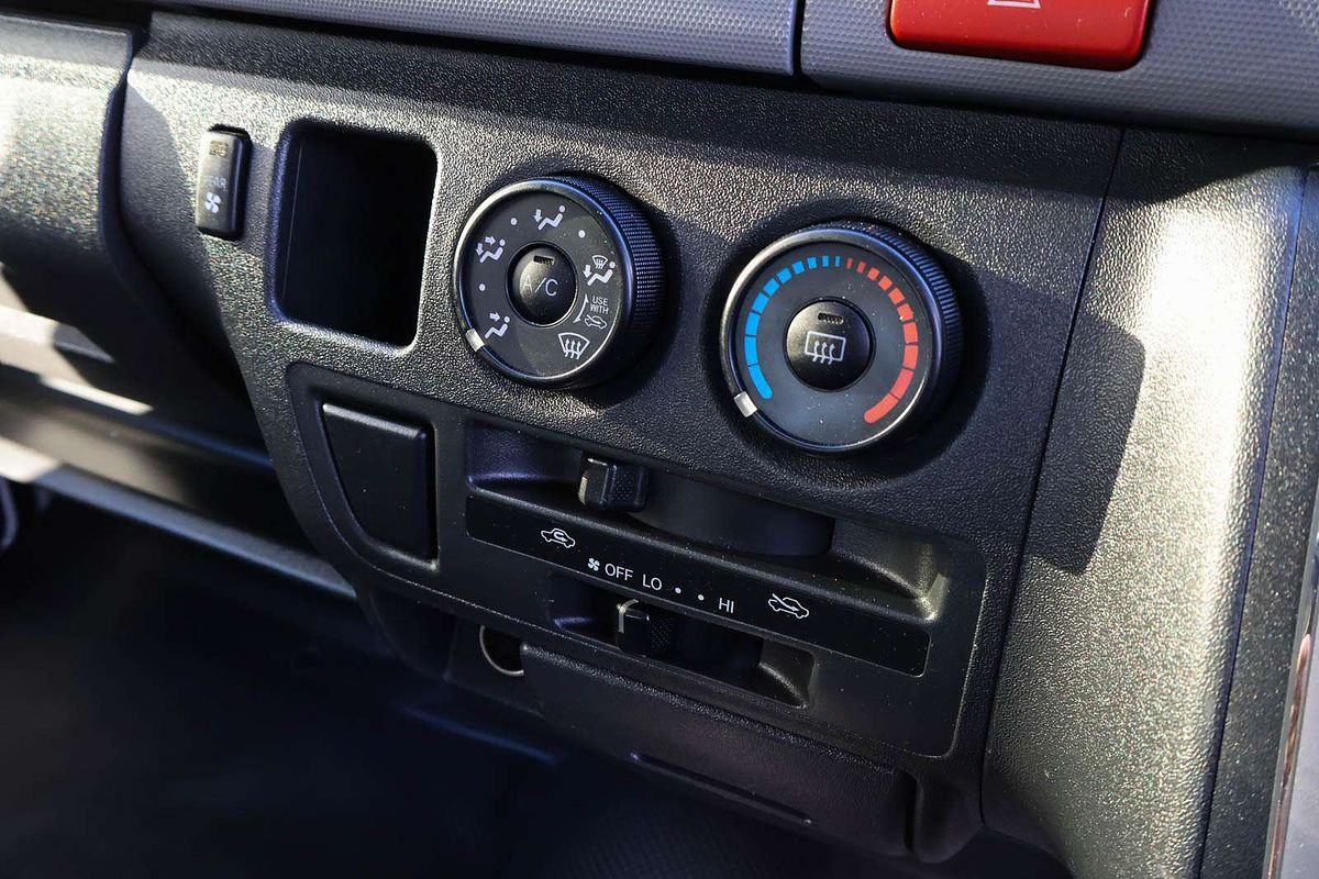 2013 Toyota Hiace Commuter TRH223R ELWB High Roof