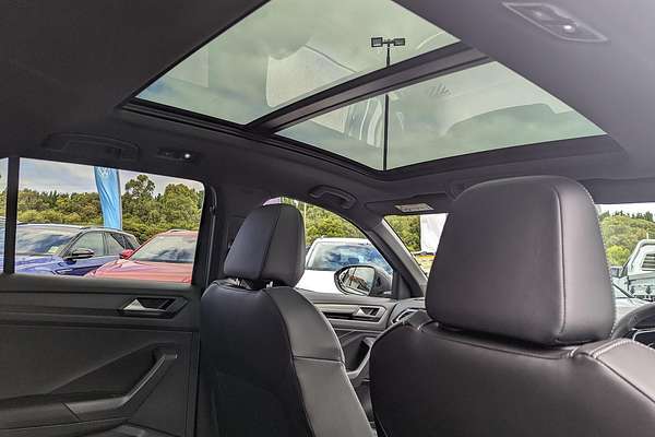 2025 Volkswagen T-Roc 140TSI R-Line D11