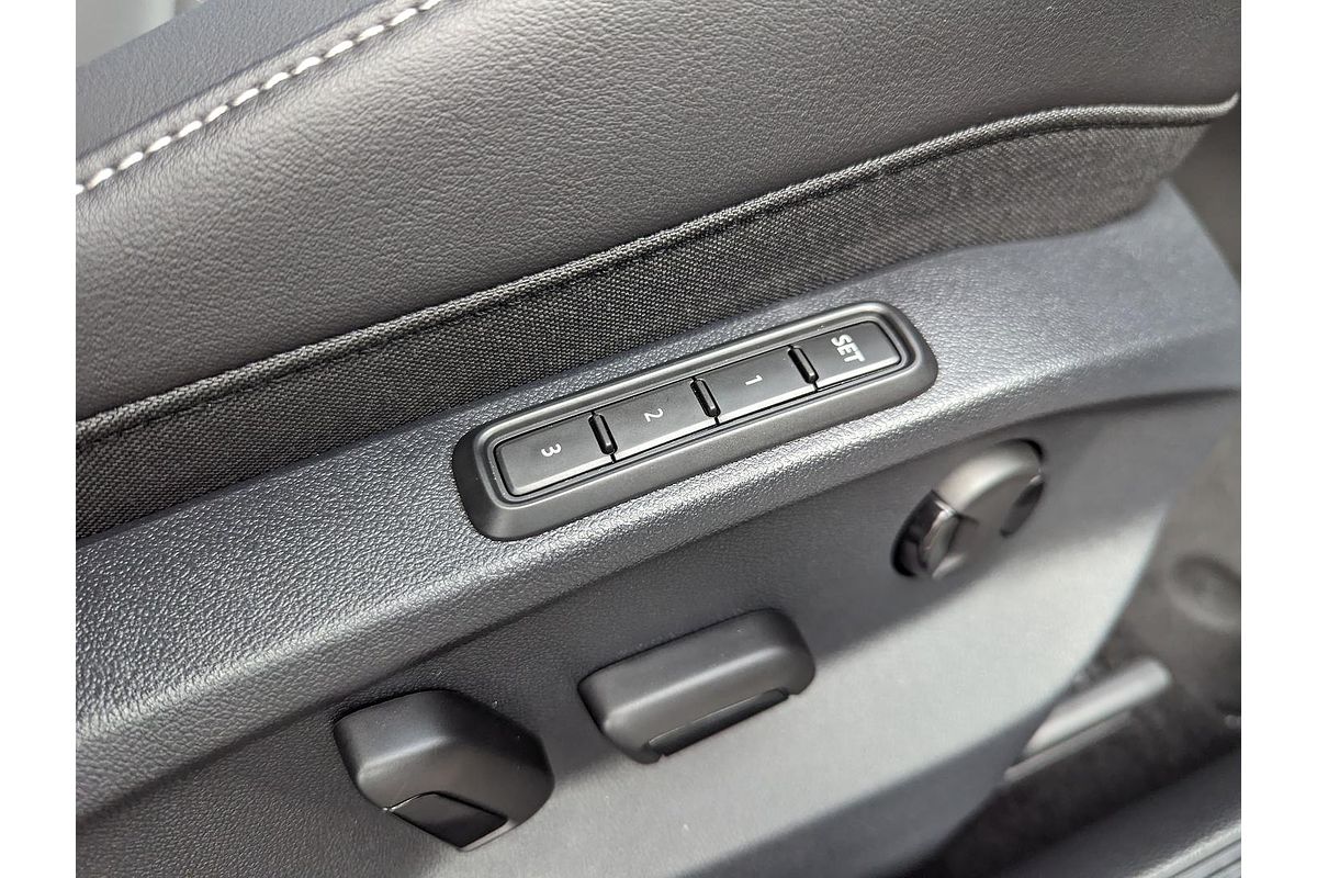 2025 Volkswagen T-Roc 140TSI R-Line D11