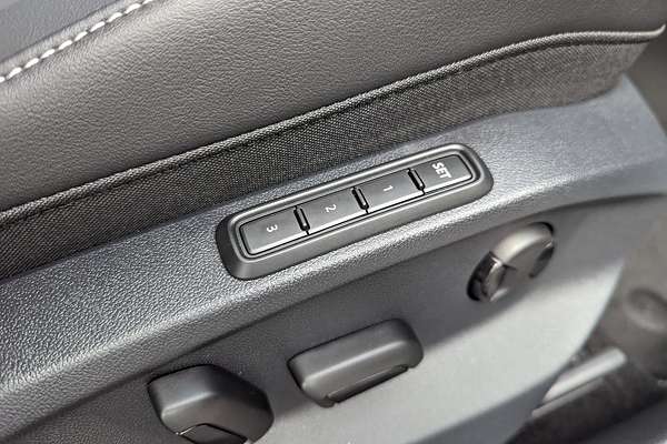 2025 Volkswagen T-Roc 140TSI R-Line D11