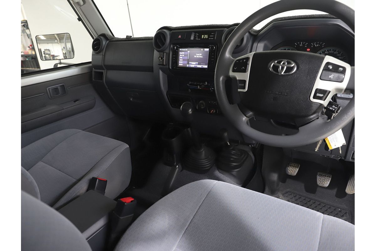 LC Military GXL 4.5L T Diesel Manual Dual Cab Chassis 7C71490 002