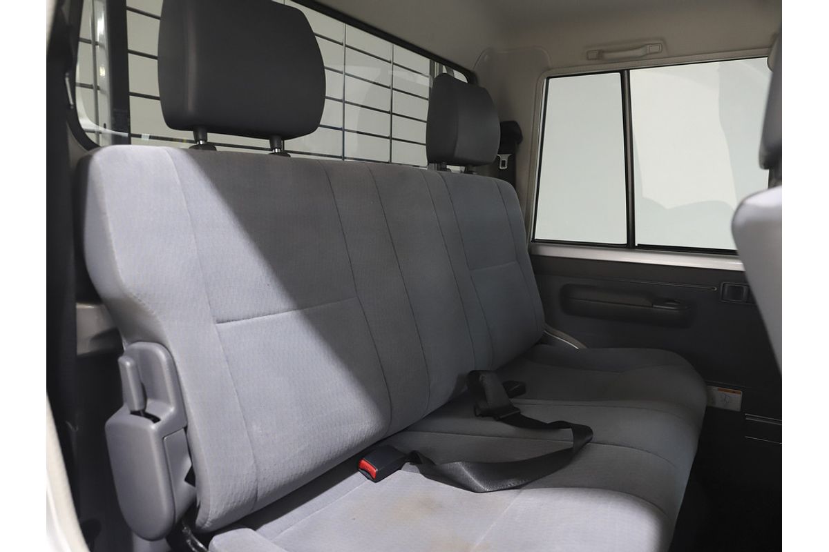 LC Military GXL 4.5L T Diesel Manual Dual Cab Chassis 7C71490 002