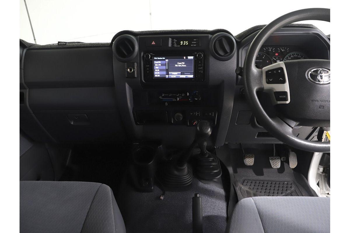LC Military GXL 4.5L T Diesel Manual Dual Cab Chassis 7C71490 002