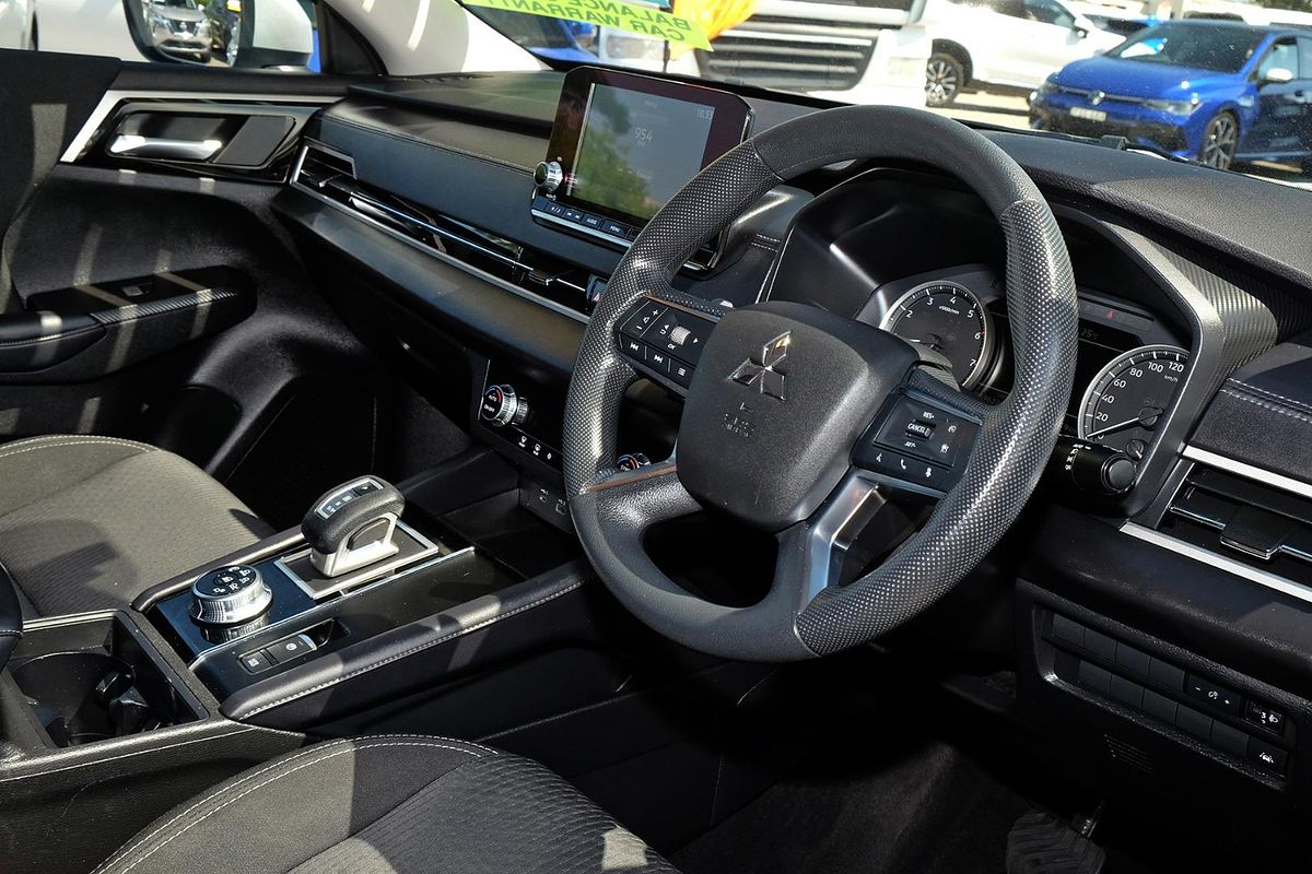 2023 Mitsubishi Outlander ES ZM