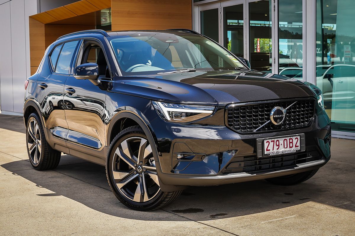 2025 Volvo XC40 Ultra B4 Dark
