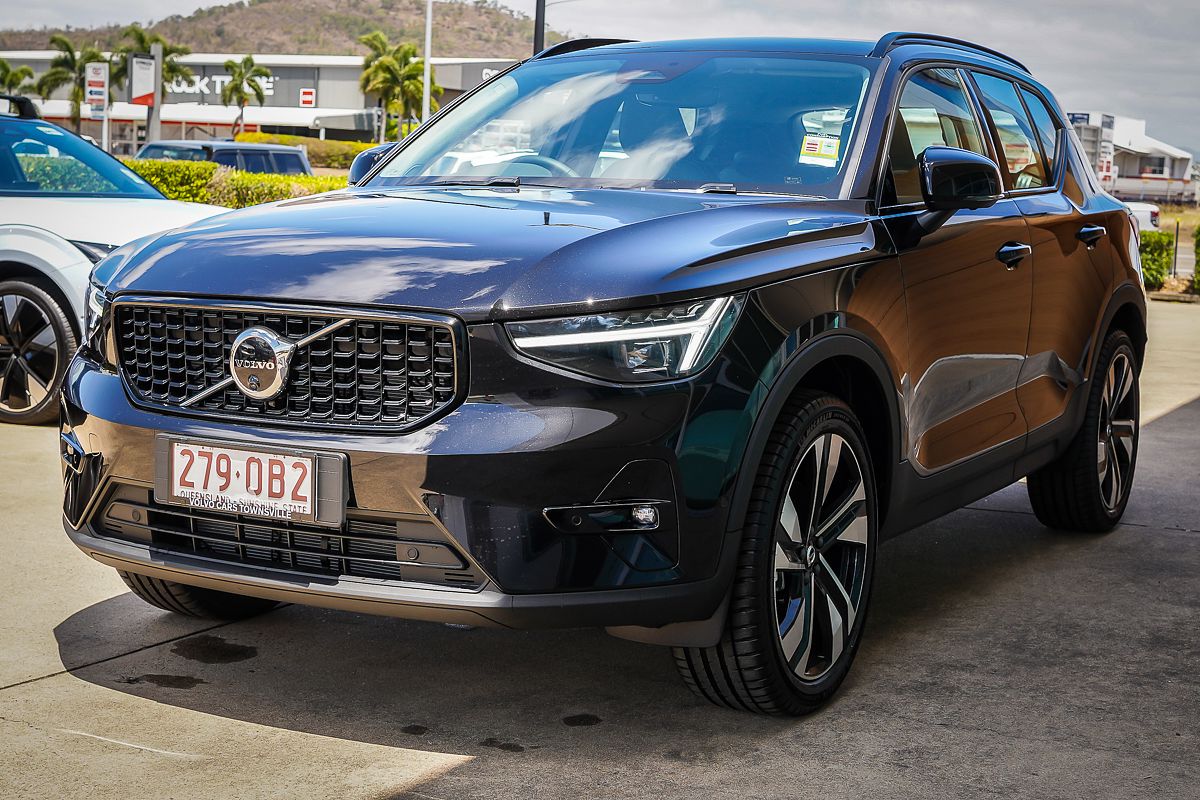 2025 Volvo XC40 Ultra B4 Dark