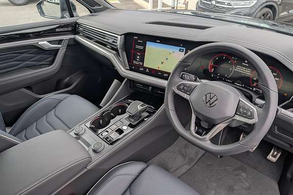 2025 Volkswagen Touareg 210TDI R-Line RC