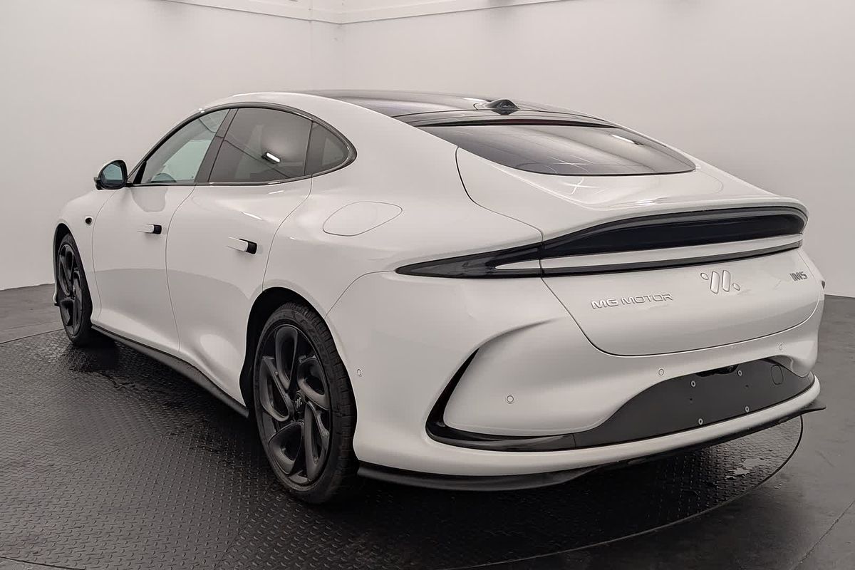 2025 MG IM5RWD100PLAT