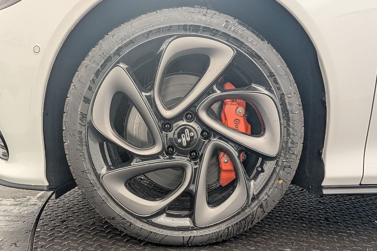 2025 MG IM5RWD100PLAT