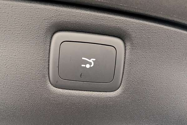 2025 MG IM5RWD100PLAT