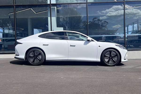 2025 MG IM5 Premium P12L