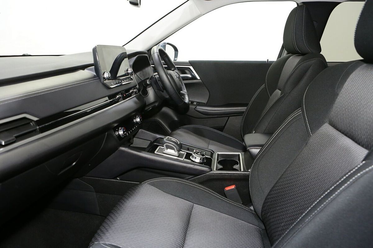 2024 Mitsubishi Outlander LS ZM