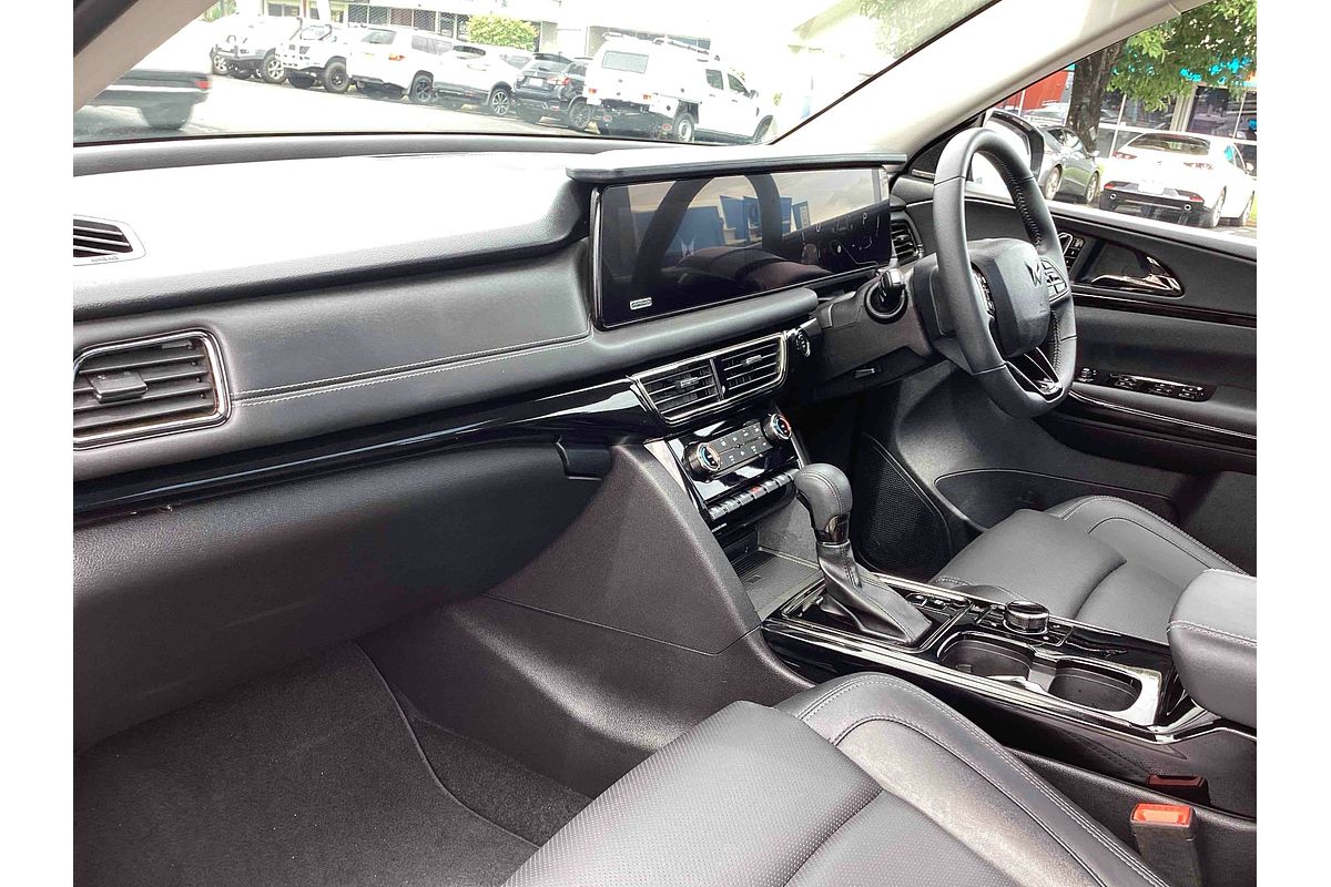 2024 Mahindra XUV700 AX7L