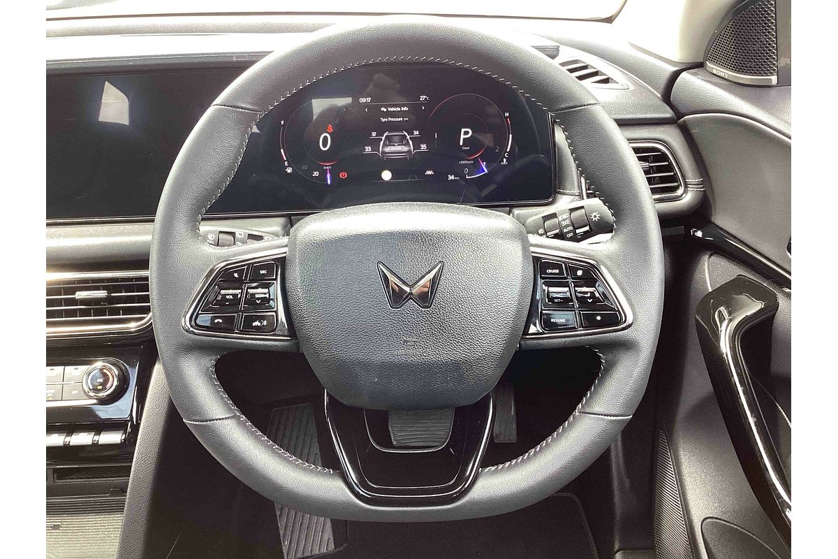 2024 Mahindra XUV700 AX7L