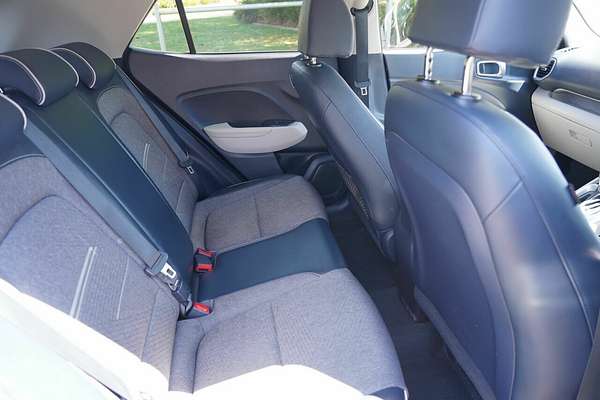 2022 Hyundai Venue Elite (denim) Two-Tone Roof QX.V4