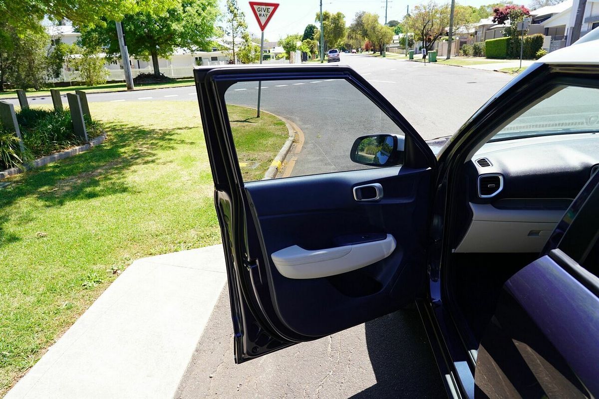 2022 Hyundai Venue Elite (denim) Two-Tone Roof QX.V4