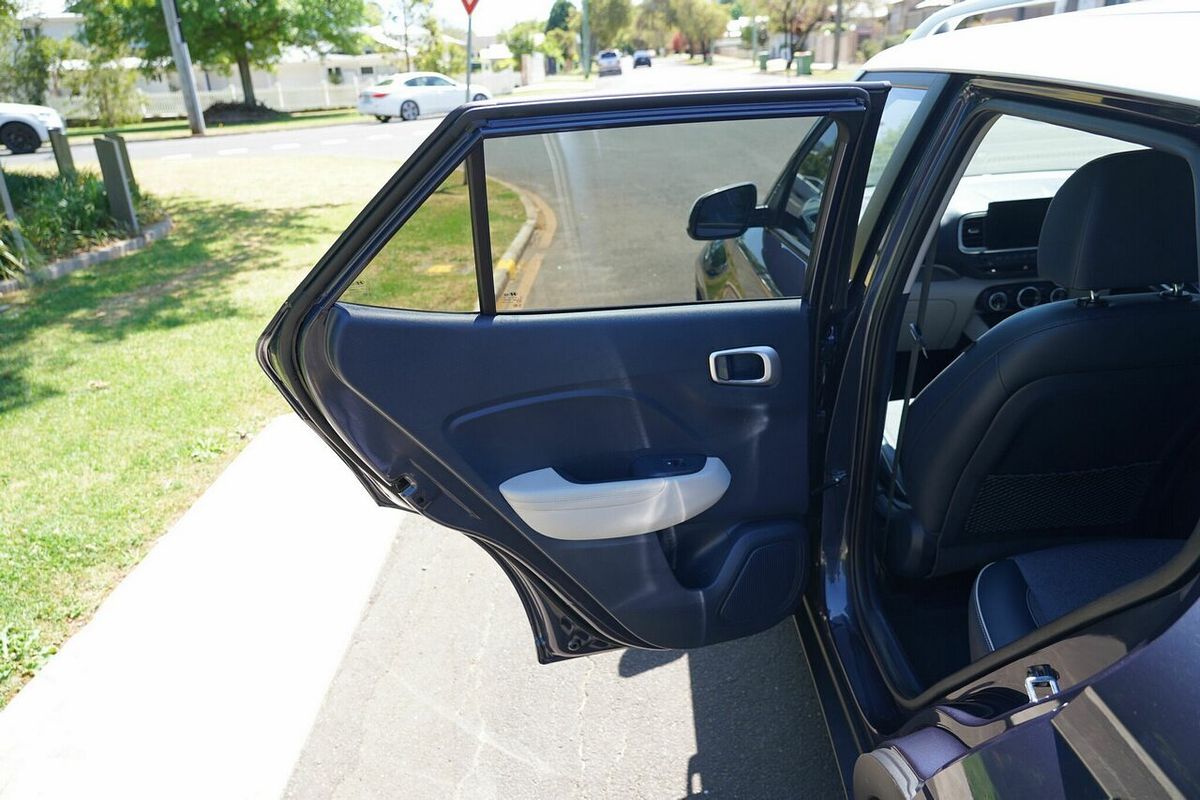 2022 Hyundai Venue Elite (denim) Two-Tone Roof QX.V4