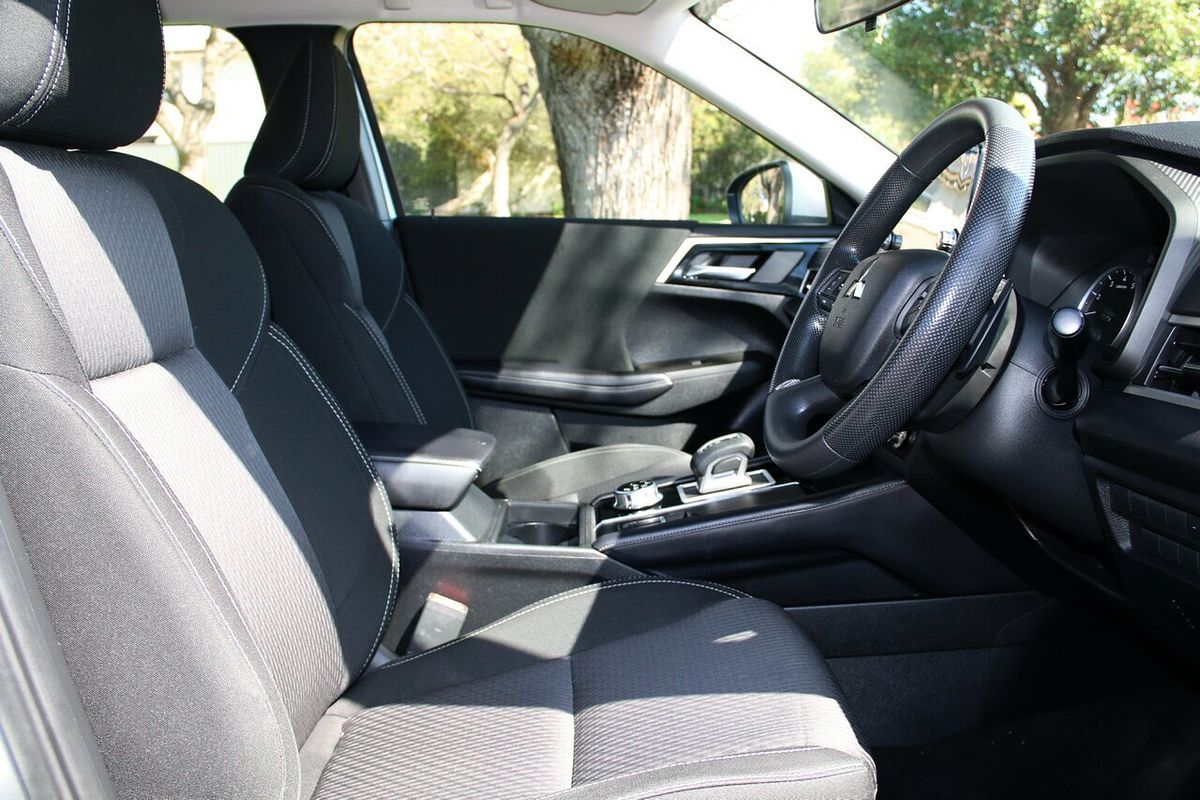 2022 Mitsubishi Outlander ES ZM